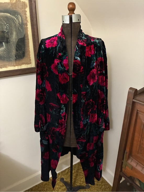 torrid Jackets & Blazers - Torrid Black and Rose Velvet Duster